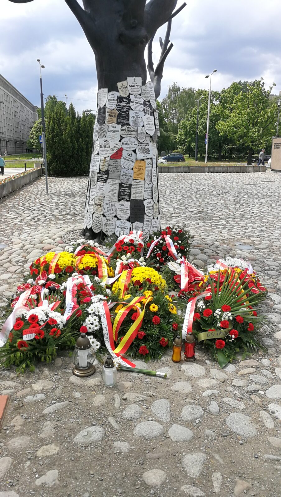 Fragment odlanego w brązie pomnika Drzewa Pawiackiego, które było świadkiem cierpienia tysięcy więźniów politycznych.