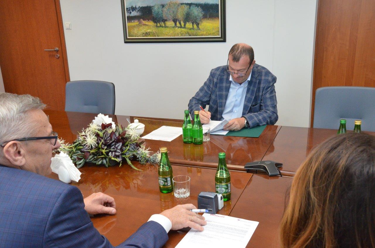 Wicemarszałek Wiesław Raboszuk podpisuje umowę o dofinansowanie.