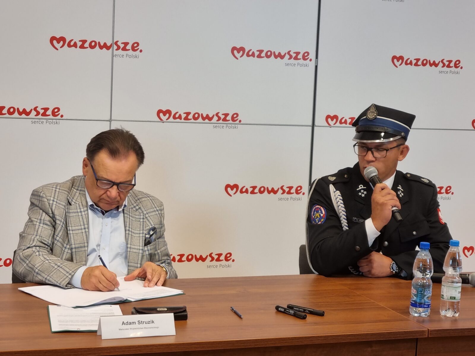 Adam Struzik marszałek województwa mazowieckiego i Konrad Kawęcki – prezes Ochotniczej Straży Pożarnej w Okuniewie podczas podpisania umowy