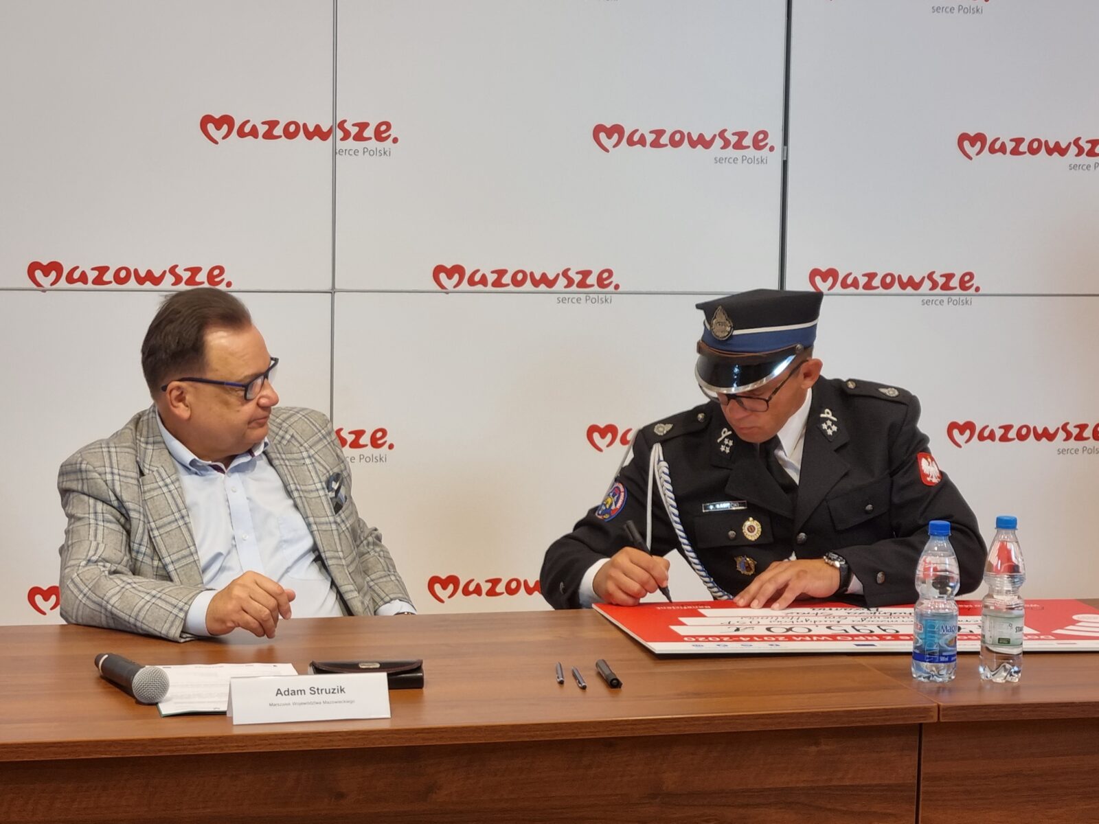 Konrad Kawęcki – prezes Ochotniczej Straży Pożarnej w Okuniewie podpisuje umowę na dofinansowanie termomodernizacji budynków Ochotniczej Straży Pożarnej w Okuniewie