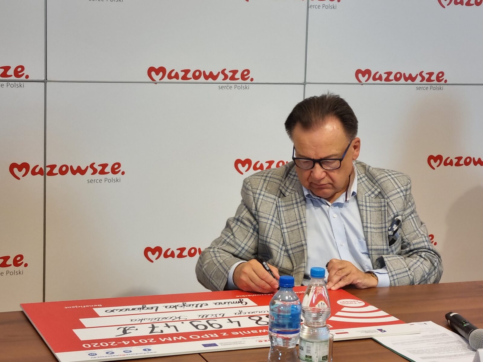Adam Struzik marszałek województwa mazowieckiego podpisuje umowę na remont i przebudowę zabytkowej Willi Kozłówka w Legionowie
