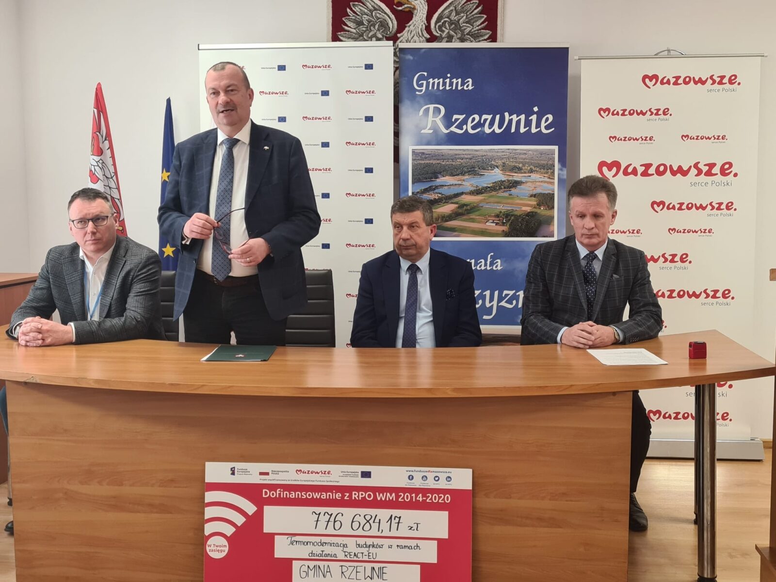 Uroczyste podpisanie umowy na dofinansowanie projektu dotyczącego termomodernizacji trzech budynków w gminie Rzewnie.