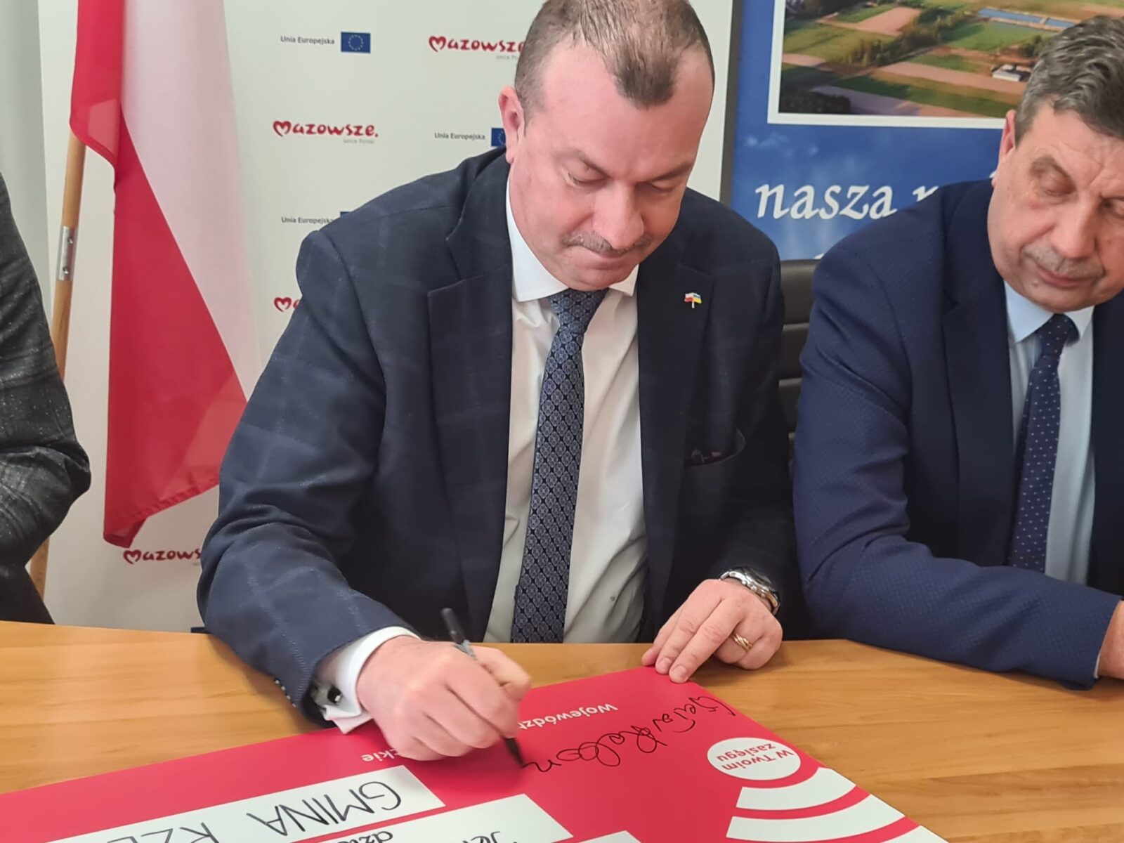 Uroczyste podpisanie umowy na dofinansowanie projektu dotyczącego termomodernizacji trzech budynków w gminie Rzewnie.