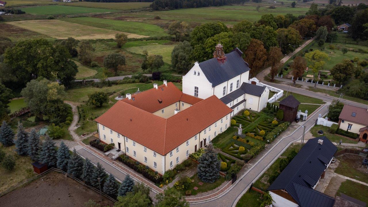 Zespół klasztorny w Ratowie – widok na kompleks budynków z góry.