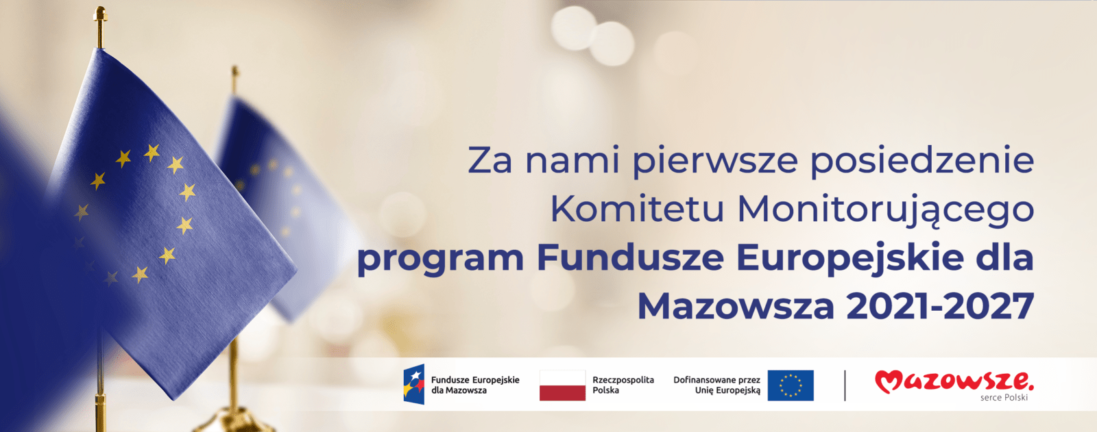 Hasło "Za nami pierwsze posiedzenie Komitetu Monitorującego Program Fundusze Europejskie dla Mazowsza 2021-2027", a w tle flagi Unii Europejskiej