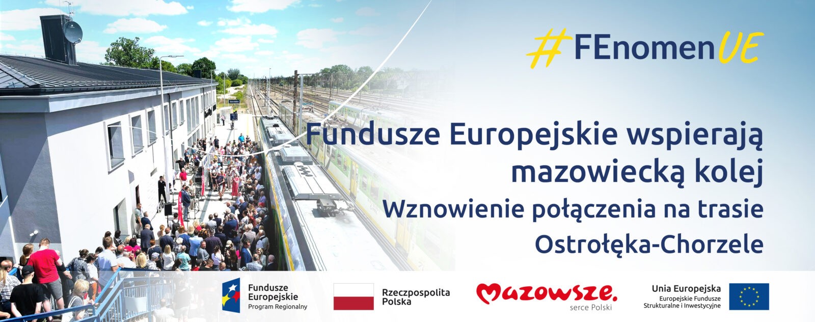 Na grafice znajduje się hasło: Fundusze Europejskie wspierają mazowiecką kolej. Wznowienie połączenia na trasie Ostrołęka-Chorzele. Obok zdjęcie stacji Ostrołęka oraz osób uczestniczących w otwarciu linii.