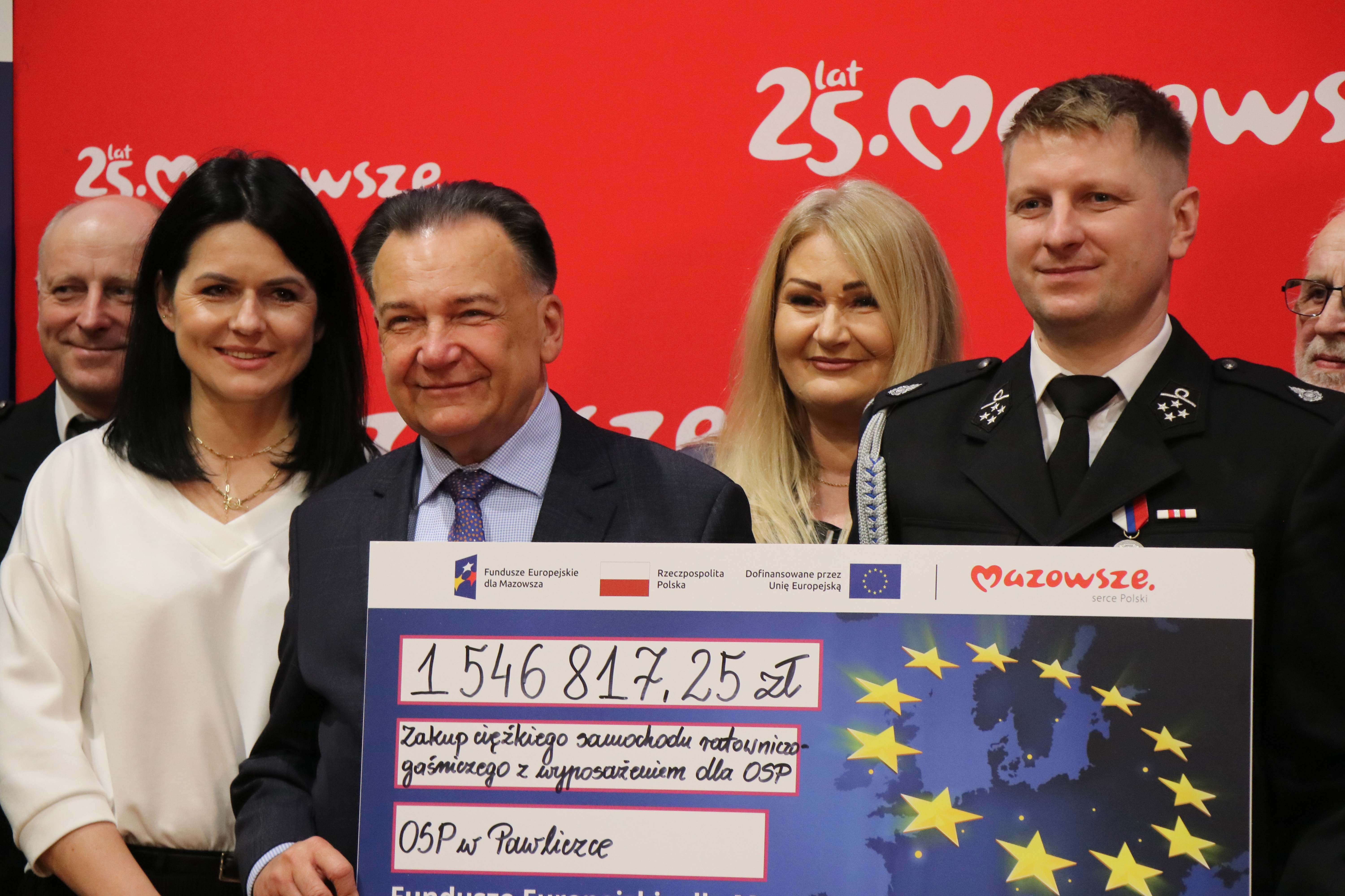 Pan Marszałek Adam Struzik, Pani Dyrektor Monika Tchórznicka oraz beneficjenci – Przedstawiciele OSP w Pawilczce.