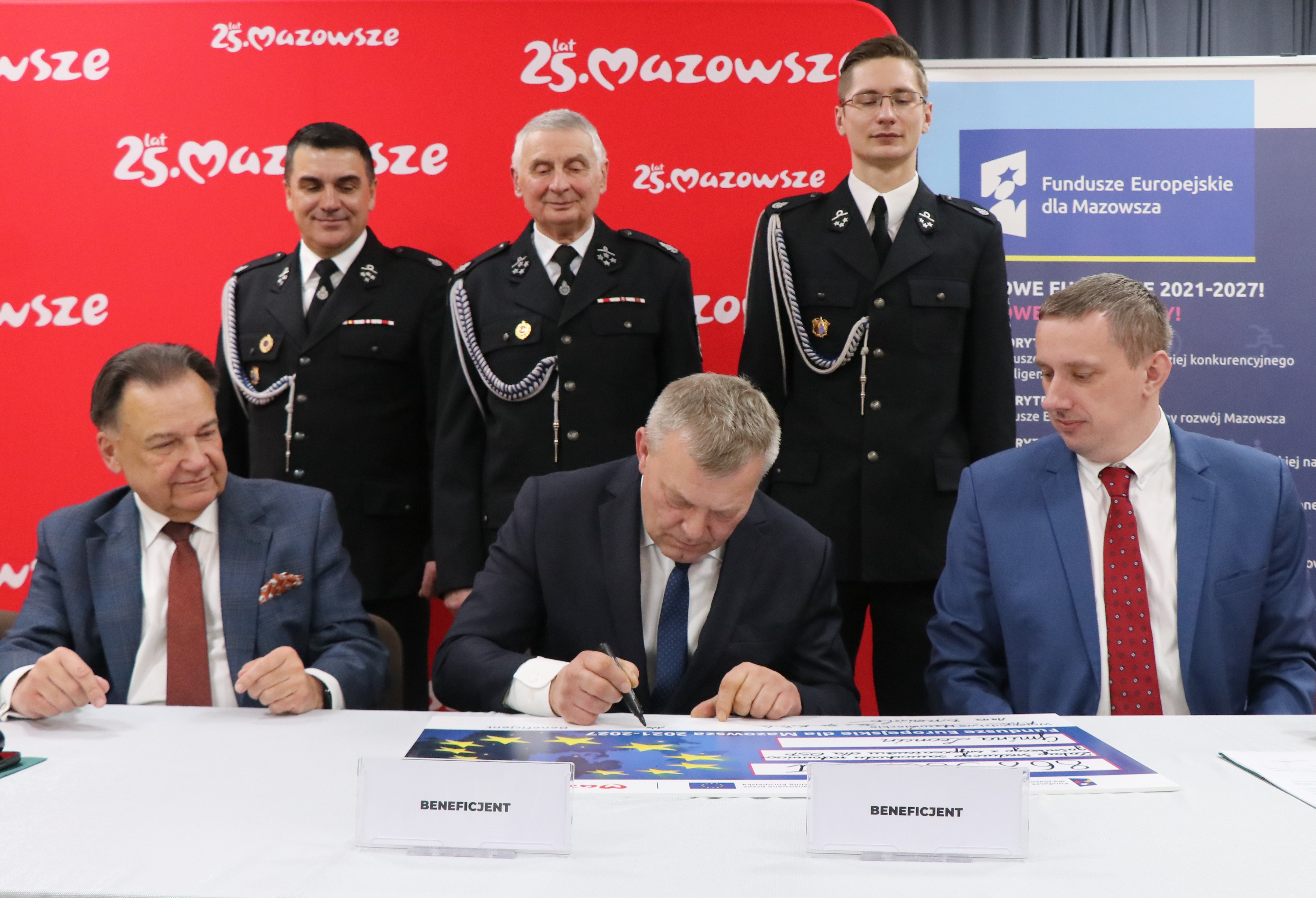 Uroczyste podpisanie umów na zakup wozów strażackich w powiecie nowodworskim.