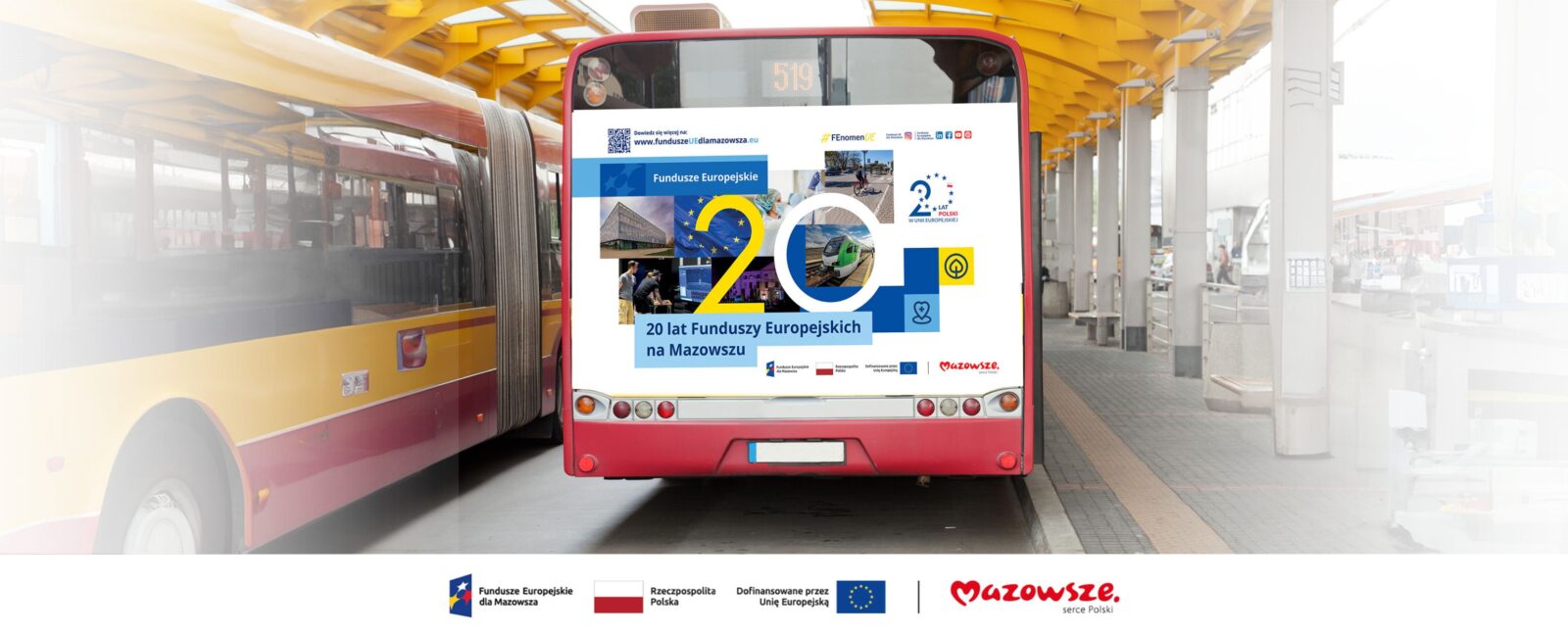 Grafika przedstawia dwa miejskie autobusy stojące pod wiatą na zajezdni. Na tyle autobusu znajdującego się w centralnej części grafiki znajduje się reklama, w której na tle kolażu ze zdjęć i grafik na środku wyeksponowana jest liczba 20, 2 w kolorze żółtym i 0 w kolorze białym i pod nią na niebeskim tle znajduje się napis 20 lat Funduszy Europejskich.