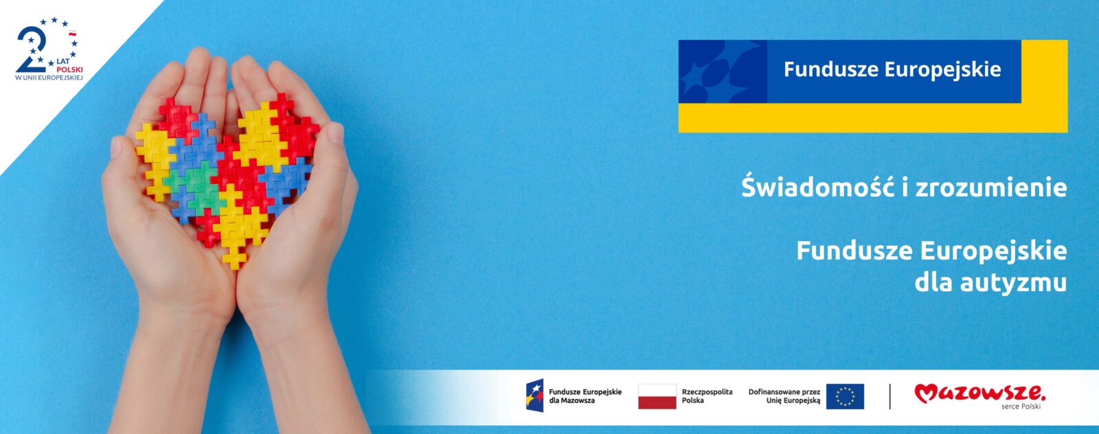 Świadomość i zrozumienie - Fundusze Europejskie dla autyzmu. Z lewej strony widać dłoń która trzyma serce złożone z kolorowych puzzli. Tło grafiki jest niebieskie - to kolor symbolizujący autyzm.