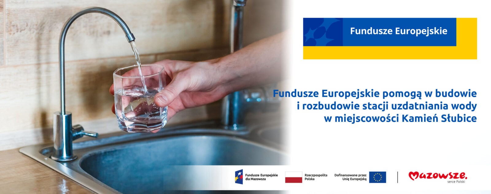Grafika przedstawia napis Fundusze Europejskie pomogą w budowie i rozbudowie stacji uzdatniania wody w miejscowości Kamień Słubice. Z lewej strony widać zlew, kran i rękę nalewającą wodę z kranu do szklanki.