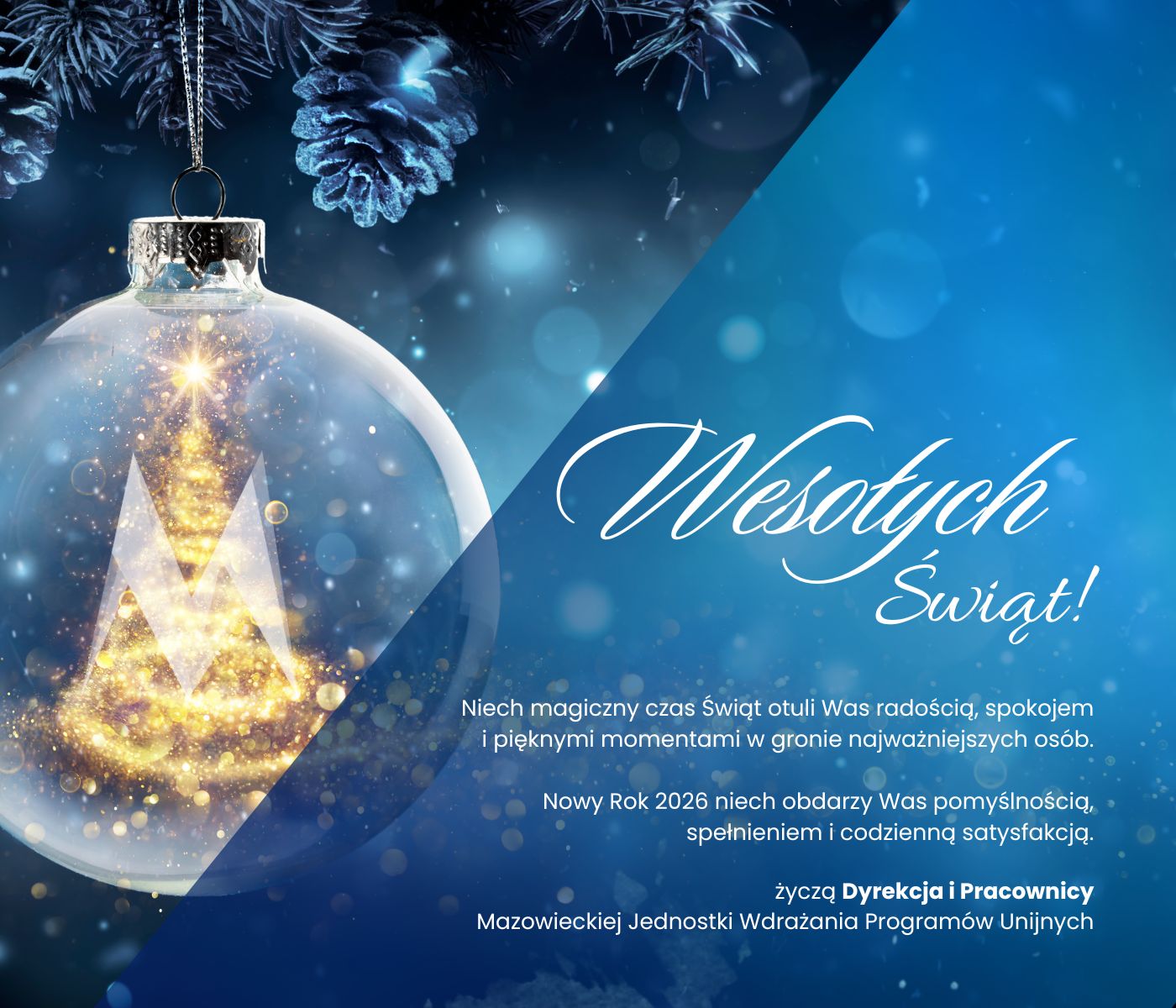 Świąteczna grafika w niebieskiej kolorystyce. Po lewej stronie bombka choinkowa z podświetloną choinką w kształcie litery „M” w środku, na tle gałązek świerku i delikatnych świateł. Po prawej stronie napis „Wesołych Świąt!” oraz życzenia świąteczno-noworoczne podpisane przez Dyrekcję i Pracowników Mazowieckiej Jednostki Wdrażania Programów Unijnych.
